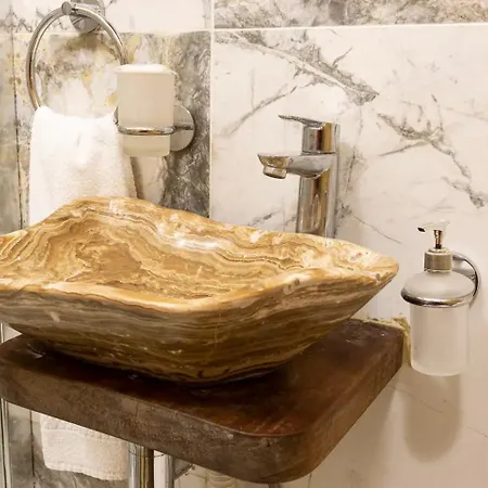 Apartman Historic Hideaways - 900 Year Old Converted Victoria