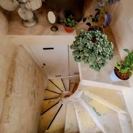 Historic Hideaways - 900 Year Old Converted Apartman Victoria