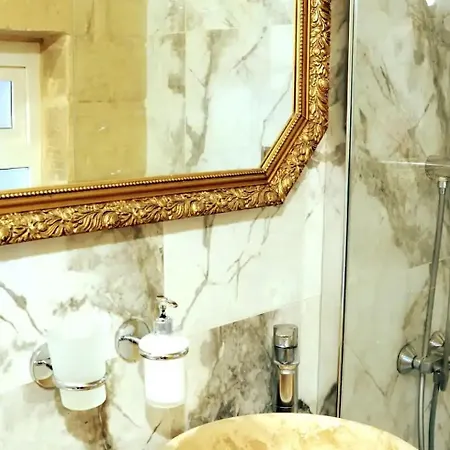 Historic Hideaways - 900 Year Old Converted Apartman Victoria