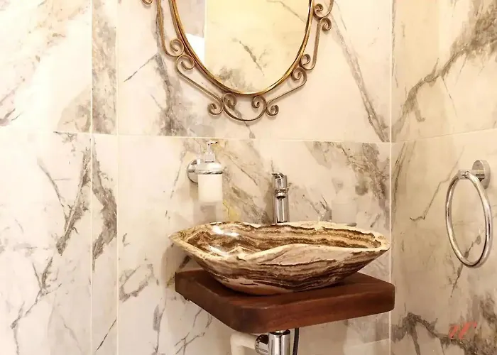 Historic Hideaways - 900 Year Old Converted Apartment *