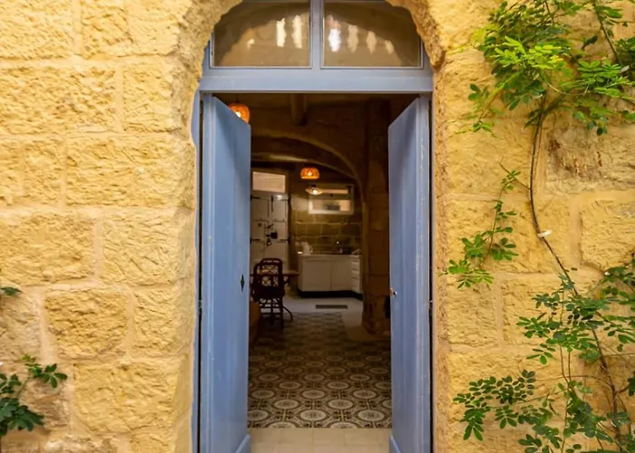 Historic Hideaways - 900 Year Old Converted Apartment Victoria